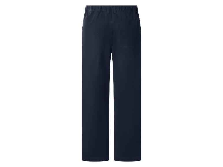 Dunkelblaue Herrenhose mit elastischem Bund und Gesäßtasche, Rückansicht.