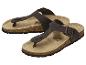 Ein Paar braune Zehentrenner-Sandalen mit verstellbarem Riemen.
