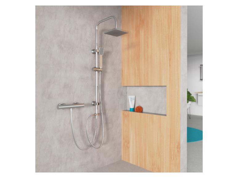 Duschsystem mit Thermostatarmatur und Holzverkleidung im Badezimmer