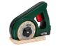 Eine grüne und schwarze Spielzeug-Kreissäge mit Holzsägeblatt, auf einem Holzsockel.