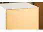 Nahaufnahme der Rückwand eines weißen Spanplatten-Schranks, mit Klammern befestigt.