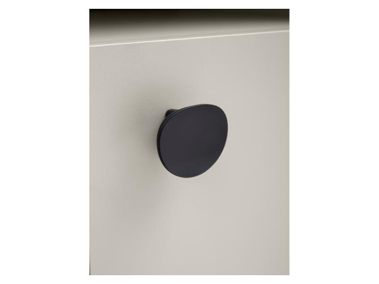 Nahaufnahme eines grauen Schranks mit einem runden, schwarzen Griff.