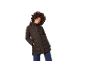 Lächelnde Frau in brauner Steppjacke und blauen Jeans.
