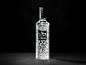 Wodkaflasche mit facettierter Oberfläche, schwarzem Etikett und Verschluss, auf dunklem Hintergrund.