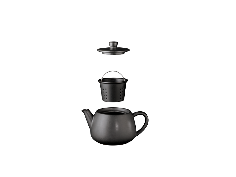 Schwarze Teekanne aus Keramik mit Sieb und Deckel auf schwarzem Hintergrund.