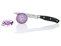 Ein Livarno Home Messer mit geschnittener roter Zwiebel