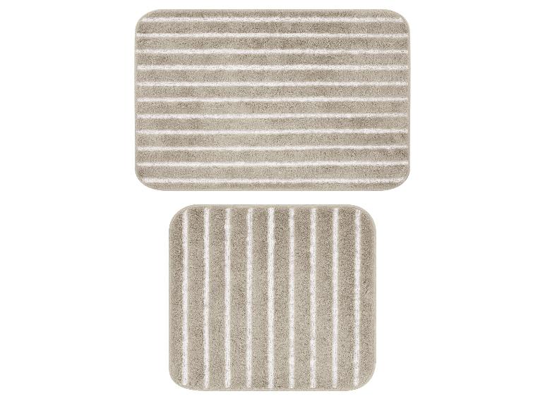 Zwei beige Badematten mit Streifen, eine horizontal und eine vertikal.