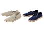 Zwei Paar Espadrilles: beige Slipper und marineblaue Schnürschuhe.