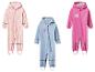 Drei Kinder-Regenoveralls: rosa mit Herzen, blau mit Herz und pink mit Regenbogen.