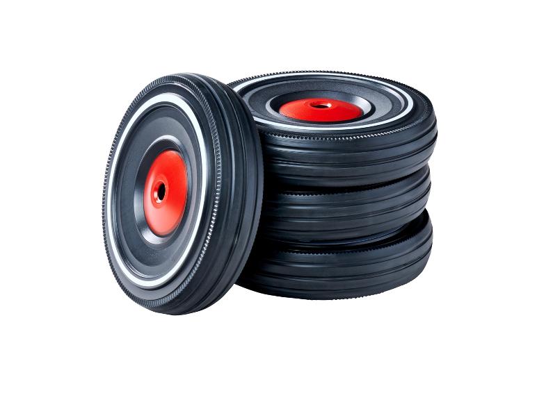 Stapel schwarzer Räder mit roten Mitten und weißen Seitenstreifen.
