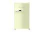 Hellgelber Retro-Kühlschrank mit Chromgriff.