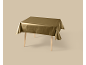 Tisch mit glänzender goldener Tischdecke auf beigem Hintergrund.