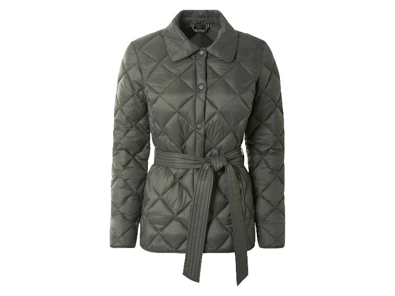 Grüne Steppjacke mit Gürtel auf weißem Hintergrund.