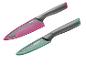 Zwei Tefal-Messer, eines rosa, eines grün, mit schwarzen Griffen.