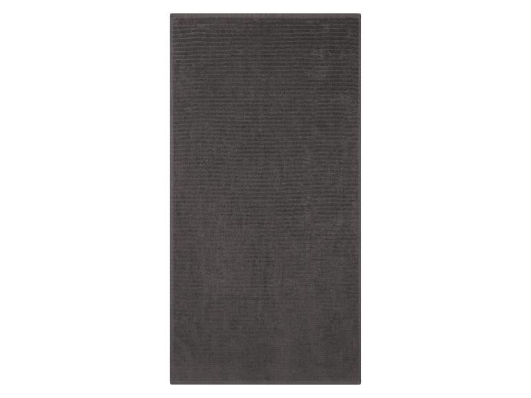 Anthrazitfarbene Badehandtuch, gestreifte Textur.