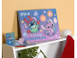 Adventskalender mit Zeichentrickfiguren und dem Text „Merry Stitchmas“ auf einem weißen Regal.