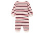 Ein gestreiftes Strampler für Babys in Rosa und Dunkelrot.