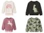 Kinder-Sweatshirts: ein cremefarbenes mit Regenbogen, ein schwarzes mit Dinosaurier, ein mauvefarbenes mit Einhorn und ein grünes mit Dinosaurier-Print.