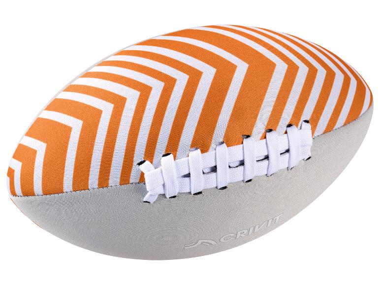 Rugbyball mit orange-weißen Streifen, grauem Unterteil und weißen Schnürsenkeln.