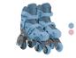 Ein Paar blaue Rollschuhe mit grauen Akzenten, begleitet von blauen und rosa Farbmustern.