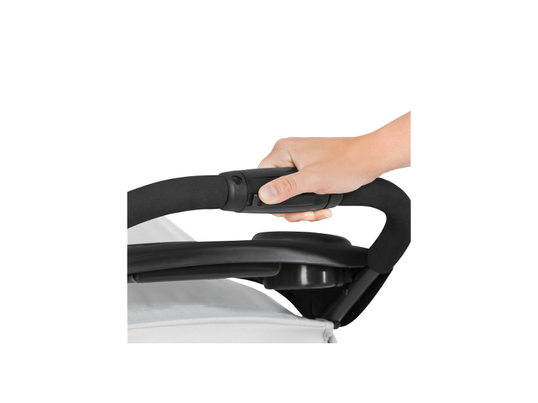 HAUCK Buggy Shopper Neo II: Hand hält den Griff eines Kinderwagens.