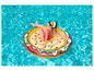 Frau schwimmt auf einem aufblasbaren Hamburger in einem Pool.