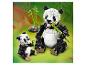 LEGO Set mit einer Panda-Mutter und ihrem Jungen, die Bambus essen, vor grünem Hintergrund.