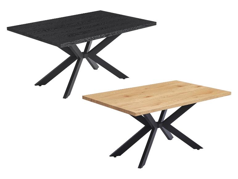 Zwei rechteckige Tische mit Holzplatten in Schwarz und hellem Holz, auf schwarzen Metallgestellen.