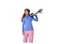 Rothaariges Mädchen mit Skibrille, Mütze, blauem Oberteil und rosa Hose, Skier haltend.