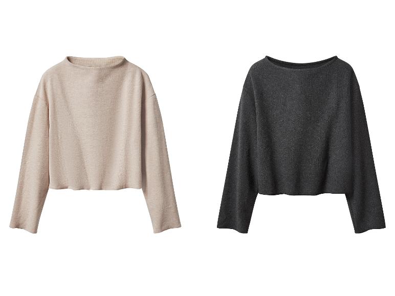 Zwei lockere Pullover, ein beiger und ein dunkelgrauer, mit langen Ärmeln und U-Boot-Ausschnitt.