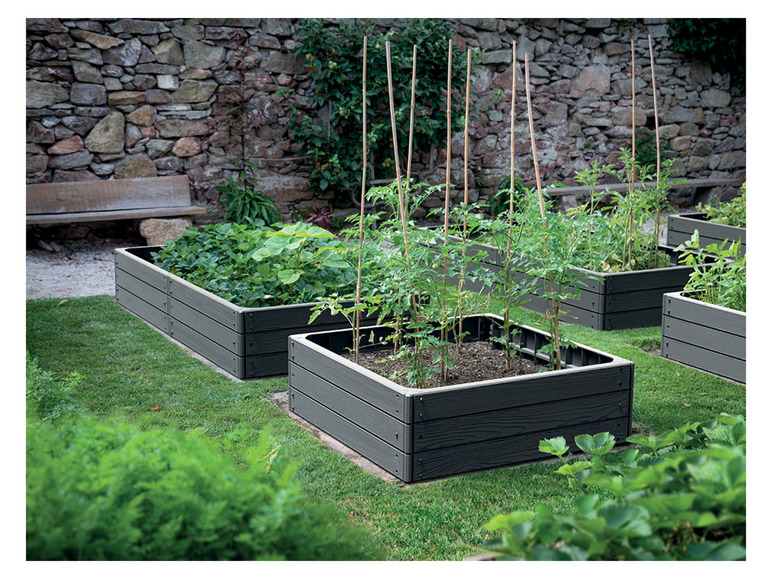 Gartenbeete mit Gemüse und Kräutern.