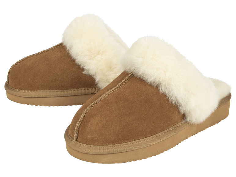 Zwei Paar braune Wollpantoffeln mit Fell.