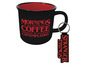 Eine schwarze Tasse mit dem Aufdruck 'Mornings are for coffee & contemplation' und ein Stranger Things Schlüsselanhänger.