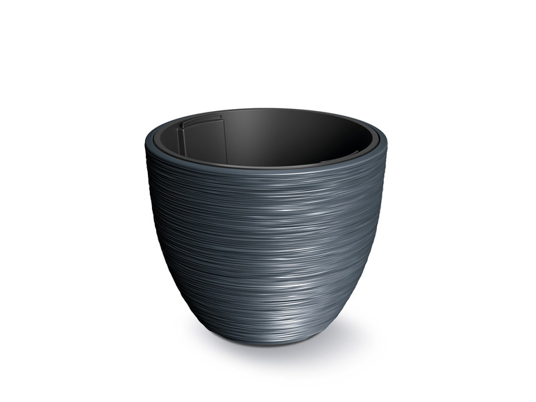 Ein grauer, runder Blumentopf mit geriffelter Oberfläche.