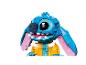 LEGO Stitch Modell aus Lilo & Stitch, mit Hawaiihemd, auf weißem Hintergrund.
