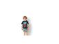 Junge in blauem Superhelden-T-Shirt und gemusterten Shorts