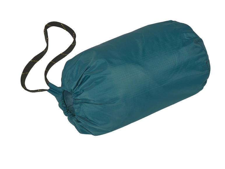 Ein grüner Schlafsack in einem Packsack.