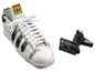 Ein LEGO-Modell eines weißen Adidas Superstar Sneakers.