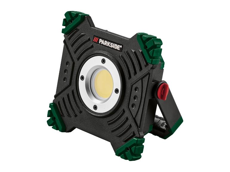 Schwarz-grüner LED-Arbeitsscheinwerfer mit gelbem Licht und rotem Regler.