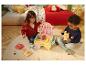 Kinder spielen mit einem Süßigkeitenwagen und Süßigkeitentüten im Kinderzimmer.