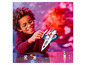 Ein Kind baut ein Lego-Raumschiff.