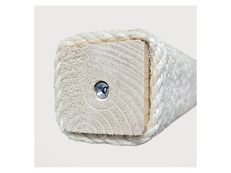 Detail eines Holzbeins mit geflochtenem Seil.