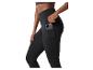 Schwarze Sportleggings mit Seitentasche, in der ein Smartphone steckt