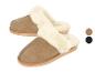 Beige Wildleder-Hausschuhe mit cremefarbenem Kunstfellbesatz, auch in Schwarz erhältlich.