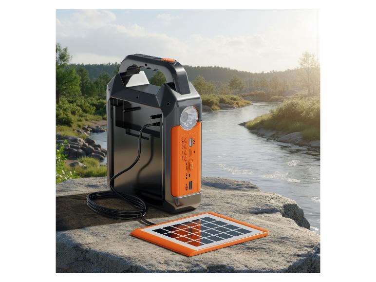 Tragbares Kraftwerk und Solarpanel auf einem Felsen am Fluss.