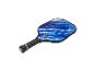 Blau-weißer Pickleball-Schläger mit abstraktem Muster und schwarzem Griff.