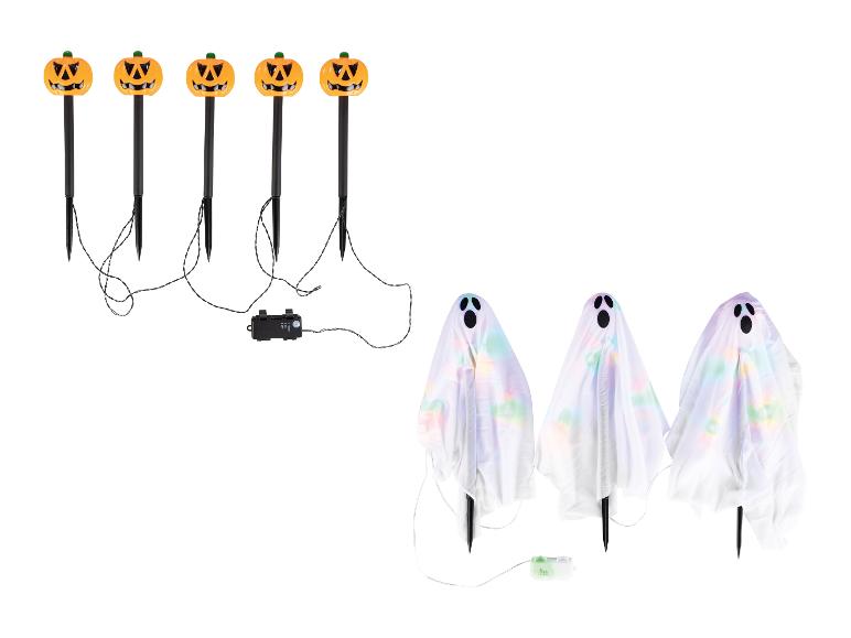 Halloween-Dekorationen: vier Kürbis-Wegeleuchten und drei Geister-Wegeleuchten.