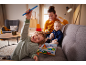 Kinder spielen ein magnetisches Angelspiel auf dem Sofa neben ihrer Mutter.