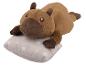 Plüsch-Capybara liegt auf einem gepunkteten Kissen.
