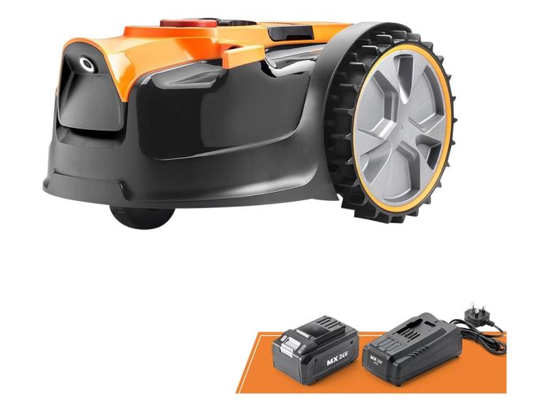 Orange-schwarzer Mähroboter mit zwei Akkus und Ladegerät.